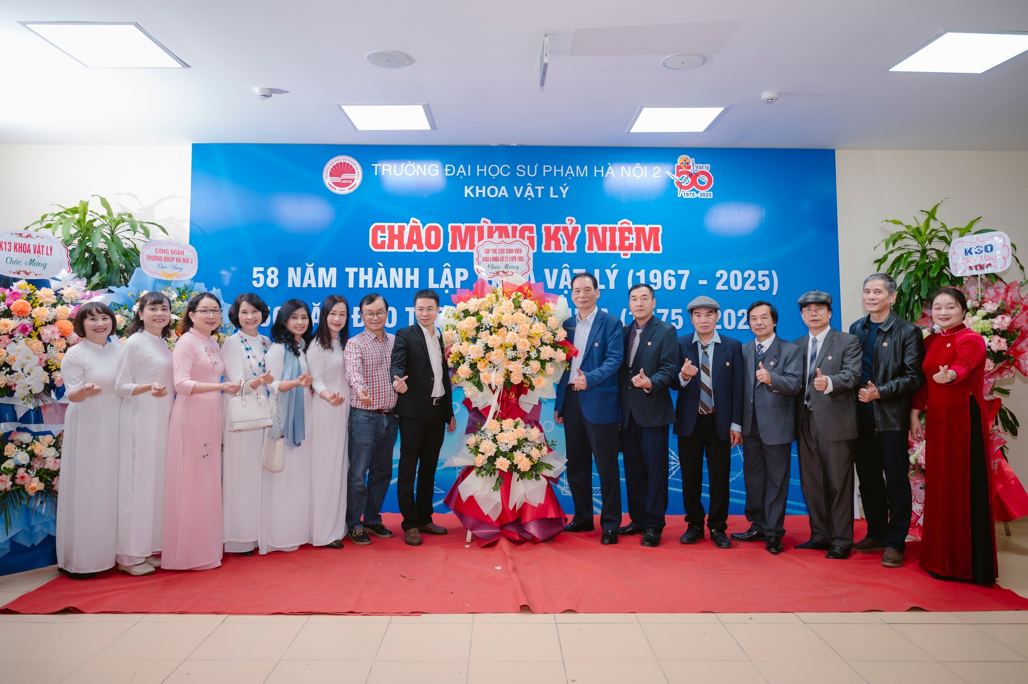 LỄ KỶ NIỆM 58 NĂM THÀNH LẬP KHOA VẬT LÝ VÀ 50 NĂM ĐÀO TẠO TẠI XUÂN HOÀ - HÀNH TRÌNH KẾT NỐI CÁC THẾ HỆ GIẢNG VIÊN, SINH VIÊN