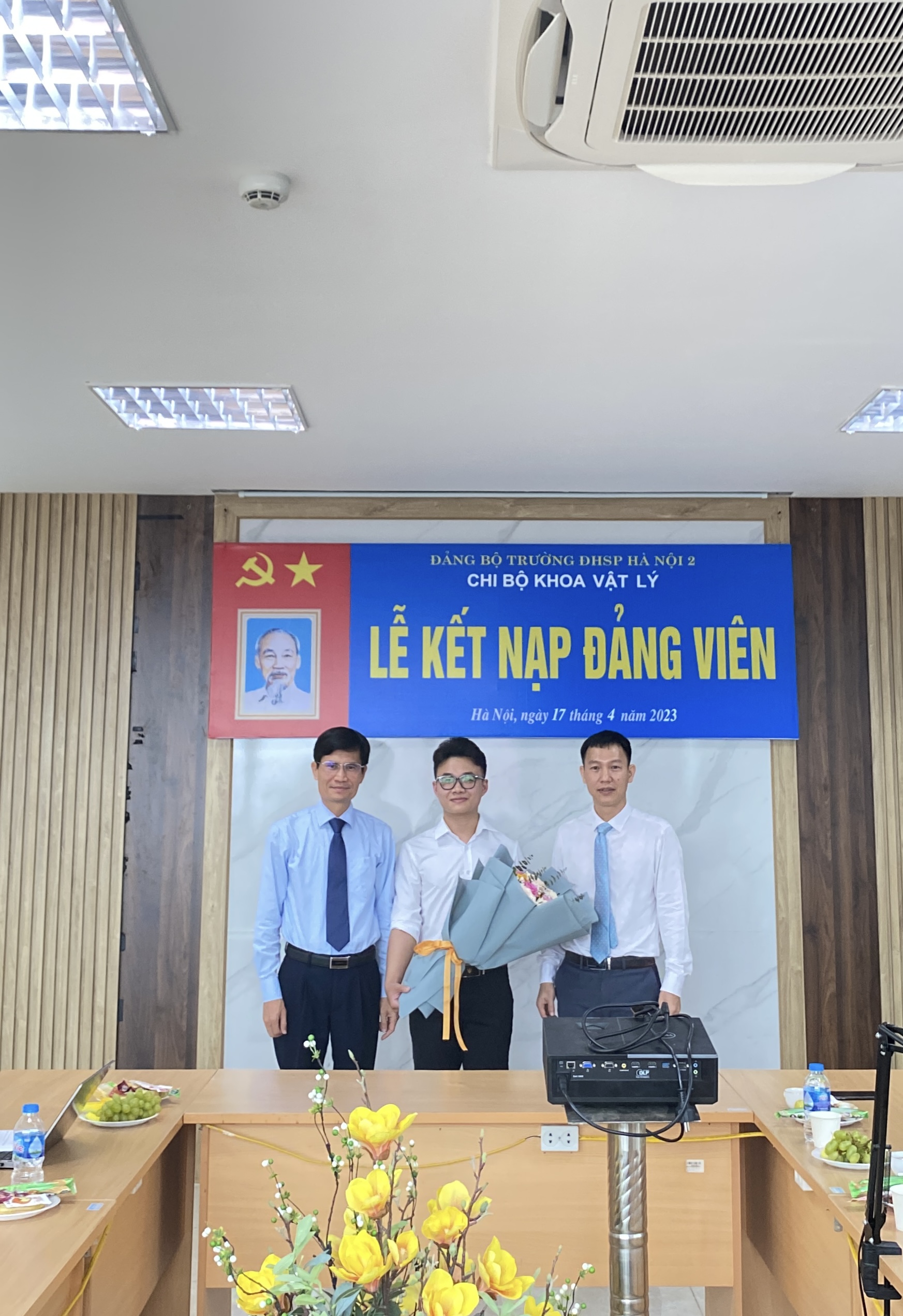 LỄ KẾT NẠP ĐẢNG VIÊN CHI BỘ KHOA VẬT LÝ NĂM HỌC 2022 - 2023